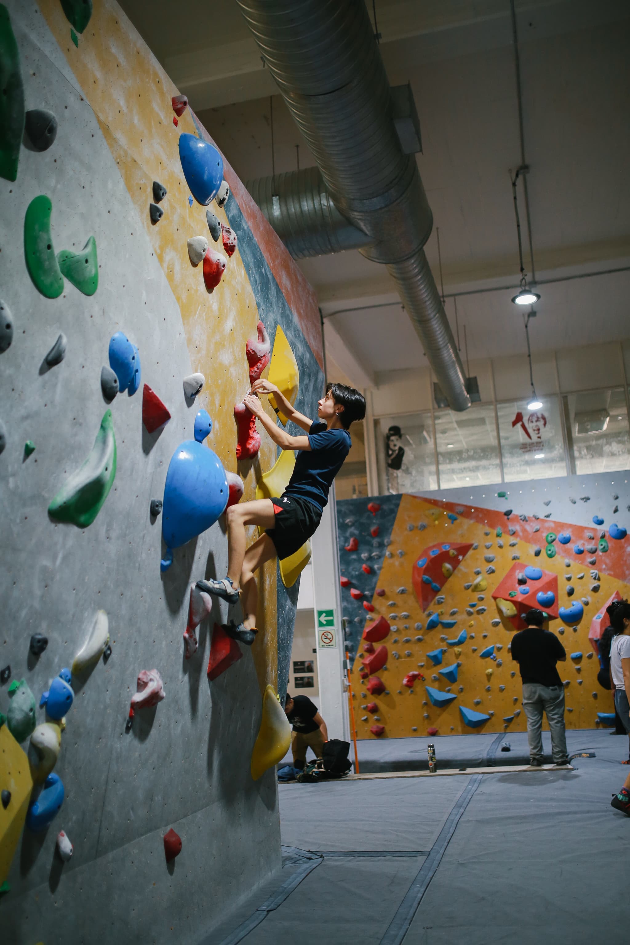Escalador frente al muro con el logo de RockSolid